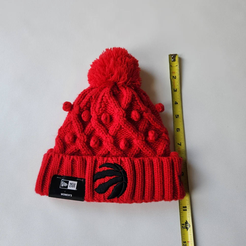 Red Cable Knit Pom-Pom Beanie with Logo New Era Toronto Raptors NWT - Picture 4 of 7